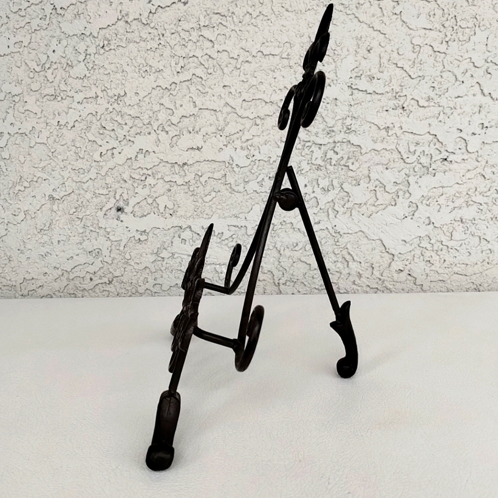 Vintage Cast Iron Fleur-de-Lis Display Easel Stand – Ornate Scroll Design – 11" - Picture 3 of 10